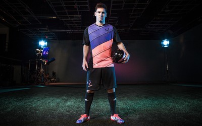 派亿体育动态-凯恩和队友撞墙配合打穿防线